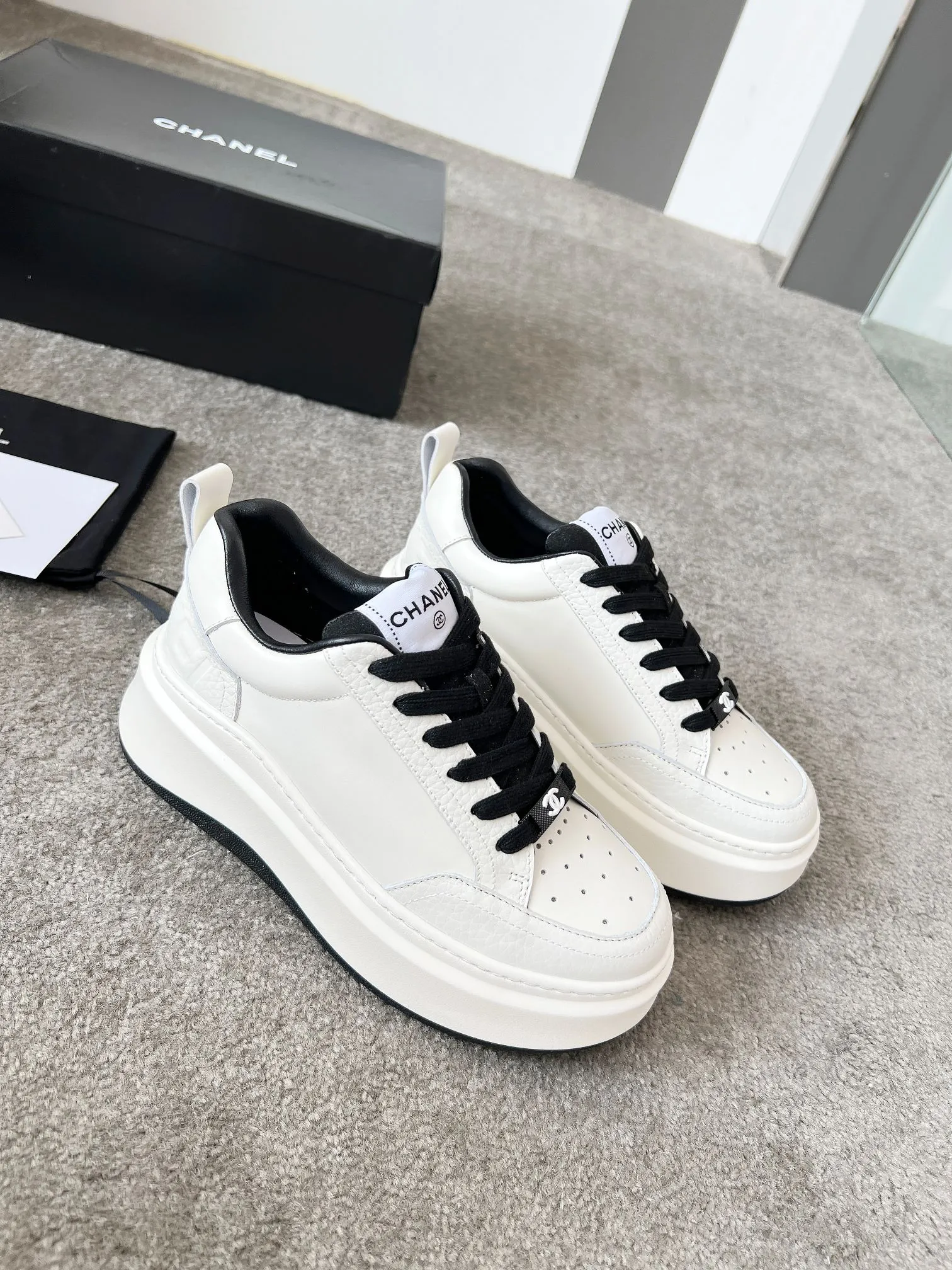 👟👟Ex-factory price 540👟👟 Super popular Chanel Chanel 2025 new casual sports shoes and sneakers. Hard to find in the counter. Super beautiful color. Very versatile. Super comfortable. Full of small fragrance. Classic, durable and versatile. The upper is made of spliced materials. Genuine cowhide, sheepskin lining, original pU+Tpa sole, good resilience. Wear light, white, white and black, white and pink code number: 35-40